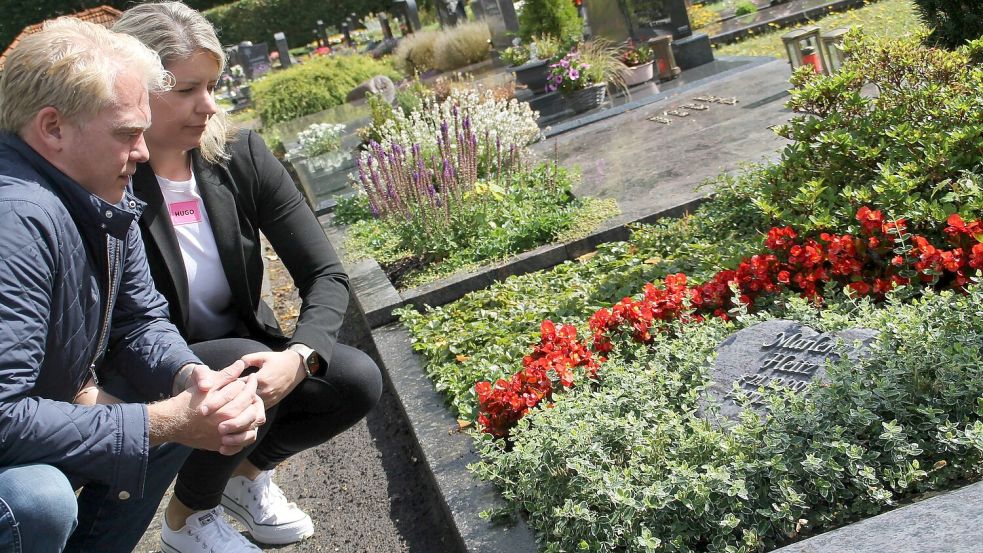 Florian Gesen und Rebekka Heitz am Grab ihrer Tochter Marlene. Foto: Nobel