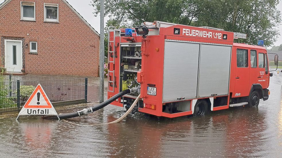 In Holthusen kam eine Heckpumpe zum Einsatz, um das Wasser abzupumpen. Foto: Feuerwehr Weener