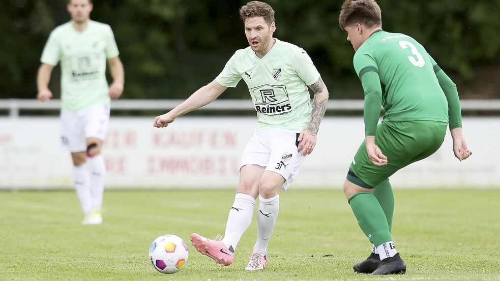 Reinhard Grotlüschen (am Ball) traf im Spiel gegen Wallinghausen doppelt. Foto: Doden, Emden