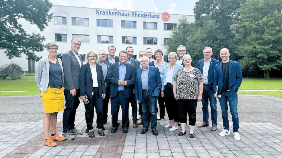 Vertreter aus der Politik, dem Krankenhauswesen, der Medizin und der Suchtberatung haben dem niedersächsischen Gesundheitsminister Dr. Andreas Philippi (6. von links) die Pläne für das Krankenhaus Rheiderland vorgestellt. Foto: Vogt