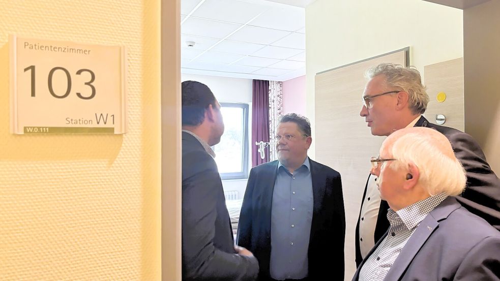 Gesundheitsminister Dr. Andreas Philippi (Mitte) ließ sich von Dr. Markus Dornbach (2. von rechts) ein Patientenzimmer zeigen. Foto: Vogt