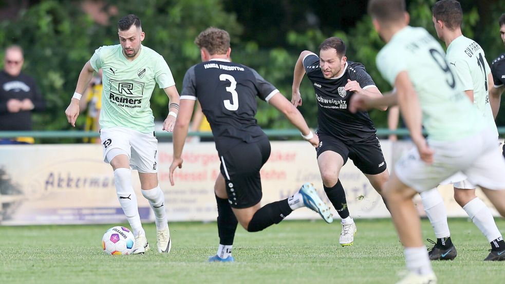 Manuel Suda (links) traf im „Spiel um Platz drei“ doppelt für GW Firrel.