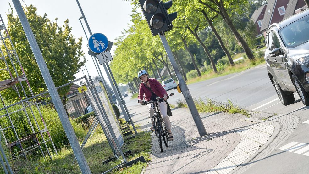 Es gibt die Überlegung, die vorhandenen Geh- und Radwege zu verbreitern. An dieser Stelle an der Dr.-Warsing-Straße sollen Radfahrer eigentlich die Straße benutzen – wegen des starken Verkehrs macht das kaum jemand. Die Ampel steht mitten in der Spur. Foto: Ortgies