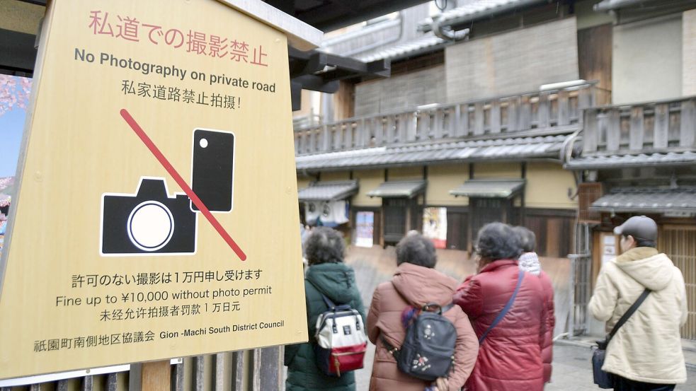 Hier ist Fotografieren verboten: eine Folge von Übertourismus in Kyoto. Foto: Imago / Kyodo News