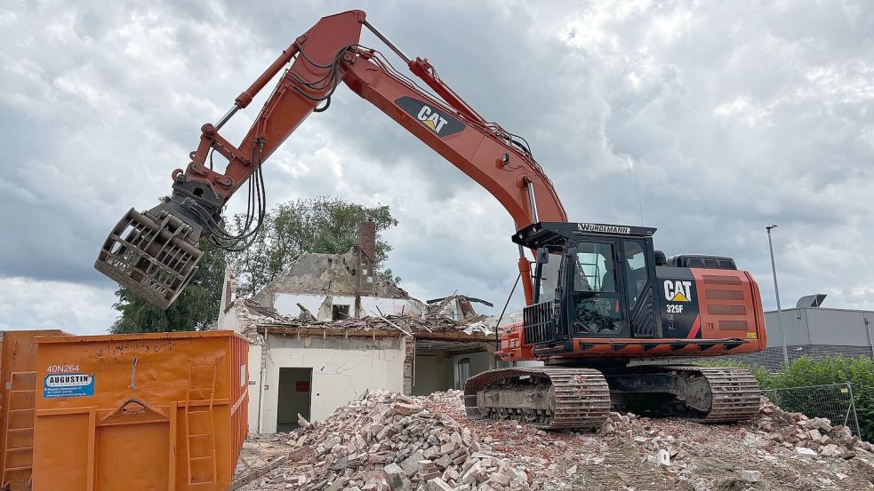 Mit Hilfe eines Baggers wird aktuell das große Gebäude an der Hauptstraße in Ostrhauderfehn abgerissen. Foto: Ammermann