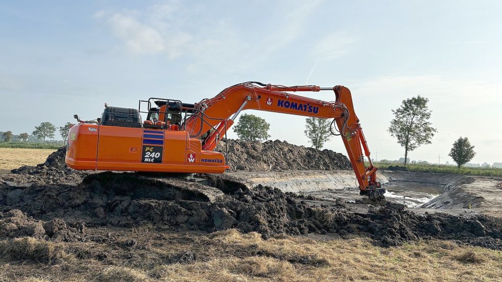 Ein Bagger ist aktuell dabei, in unmittelbarer Nähe zum Freizeitsee in Grotegaste ein Regenrückhaltebecken anzulegen. Auf dem Areal, das an den großen Spielplatz angrenzt, soll eine neue Halle für eine Indoor-Spielwelt gebaut werden. Foto: Ammermann