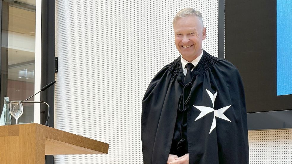 Jens Kessemeier von der – evangelischen – Johanniter-Subkommende Wilhelmshaven und Ostfriesland legte sich zur Eröffnung kurz den Ordens-Mantel um. Foto: Janßen