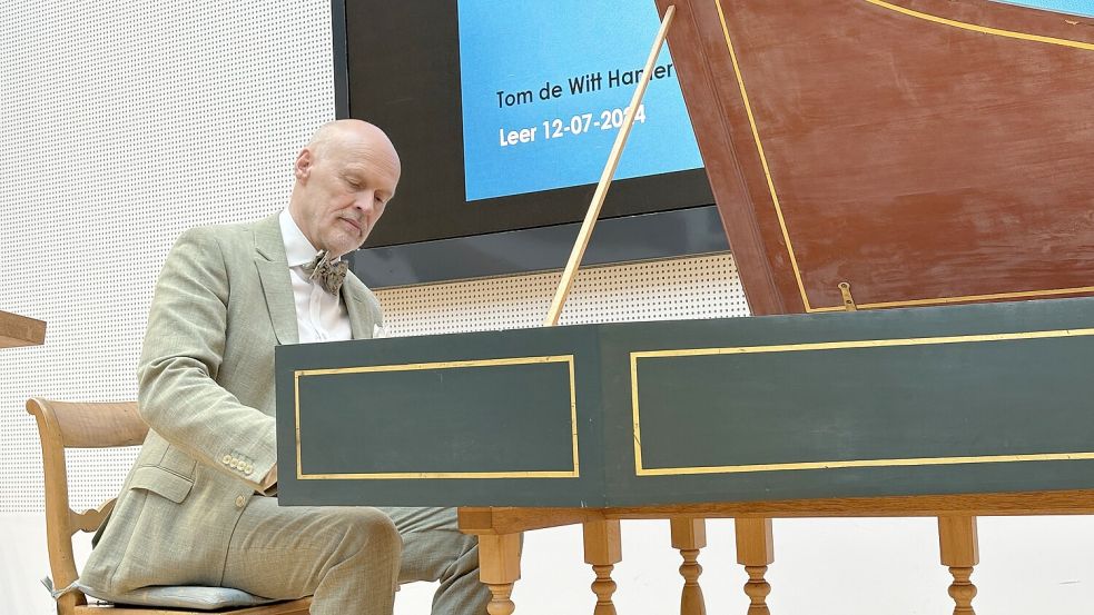 Carl Anton zu Knyphausen aus Nüttermoor spielte bei der Ausstellungseröffnung Musik aus der Zeit des Barock auf dem Cembalo. Foto: Janßen