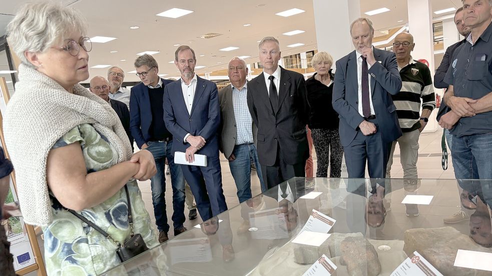 Heike Ahrens erläuterte Funde aus Kloster Muhde. Foto: Janßen