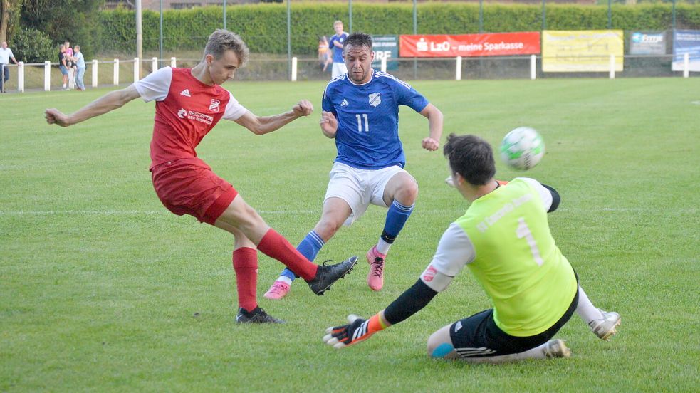 Felix Hallwaß (Mitte) vom SV Gotano war von seinen Gegenspielern aus Ihrhove kaum zu halten. In dieser Szene kann Ihrhoves Abwehrspieler Kevin Kalabin (links) allerdings klären. Foto: Weers