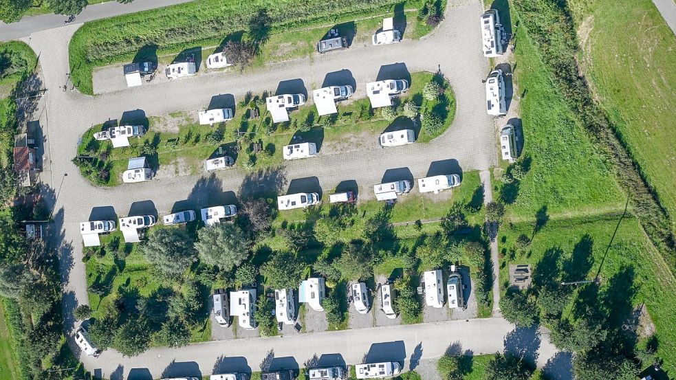 Der Wohnmobil-Stellplatz in Ditzum ist bei Urlaubern beliebt. Foto: Lars Penning/dpa