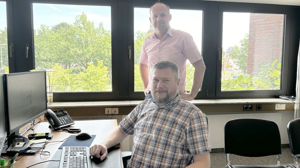 Alexander Hülper (vorn) ist Klimaschutzmanager von drei Gemeinden und Micheal Taaks (hinten) ist allgemeiner Vertreter des Bürgermeisters und Abteilungsleiter des Bauamts. Foto: Spindler