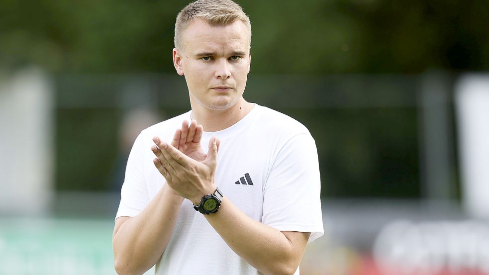 Pewsums Trainer Jonas Petersen ist stolz auf die Leistung seiner Mannschaft in Firrel. Fotos: Doden, Emden
