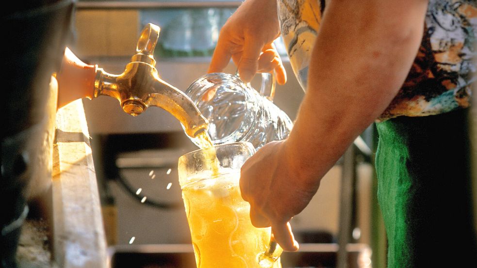 Für viele gehört Bier zum Biergarten dazu. In München soll sich das jetzt an einem Ort ändern. Foto: IMAGO/Heinz Gebhardt