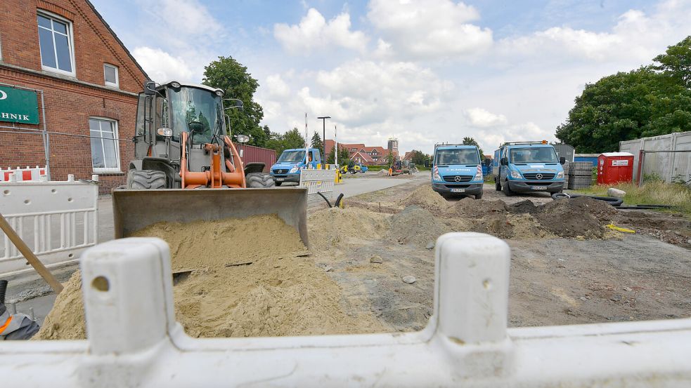 Der Übergangsparkplatz wird derzeit vorbereitet. Die Schrankenanlage wurde bereits aufgebaut. Foto: Ortgies