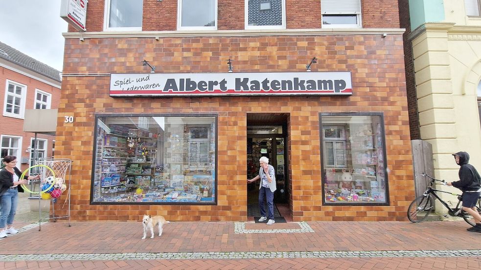 „Spiel- und Lederwaren Albert Katenkamp“ steht an der Fassade des geklinkerten Hauses in der Norderstraße in Weener. Geführt wird es von Anita Hemmes (Mitte) und ihrer Tochter Sonja (links). Foto: Gettkowski
