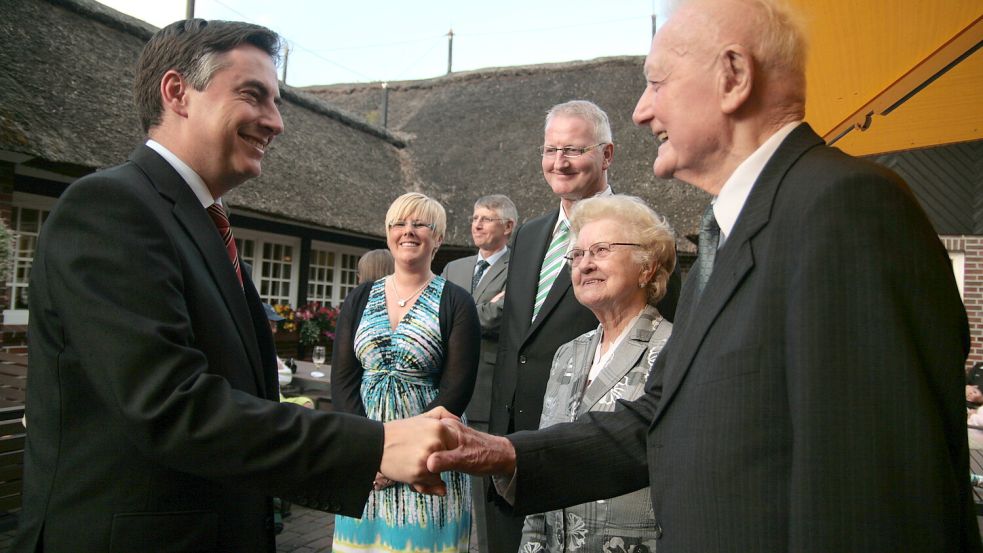 Rolf Trauernicht war als Netzwerker bekannt. Zu den legendären Spargelessen im Blauen Fasan in Wiesmoor begrüßten er und seine Frau Betty mit Familie die Prominenz – hier den damaligen Ministerpräsidenten David McAllister (CDU). Foto: Archiv/Brahms