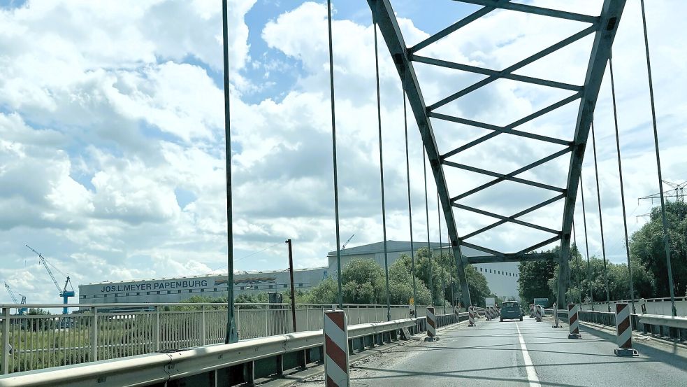 Entlang der Meyer Werft fließt der Verkehr gerade langsamer einspurig über die Emsbrücke. Foto: Vogt