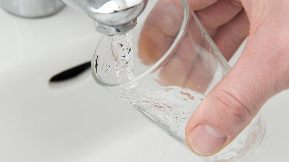 Trinkwasser direkt aus dem Wasserhahn ist oft die einfachste Methode den Durst zu löschen, aber ist das auch die sicherste? Foto: dpa/Lukas Barth