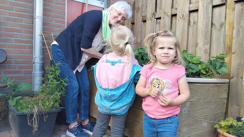 Gartenoma Annegret (von links) unterstützt die Nachwuchsgärtnerinnen Antonia Nowak und Thea Gruben regelmäßig beim Gärtnern. Foto: Scherzer