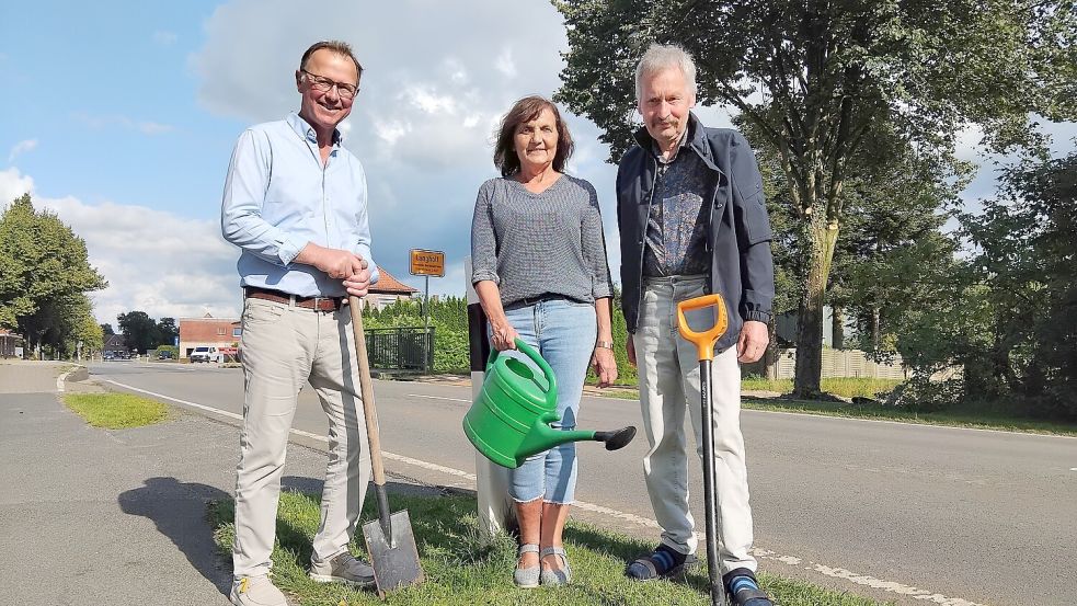 1. Vorsitzender Norbert Pieper (von links), Kassenwartin Therese Janßen und Uhlrich Junker, 2. Vorsitzender vom Ortsverein Langholt sorgen dafür, dass Langholt aufblüht. Foto: Privat