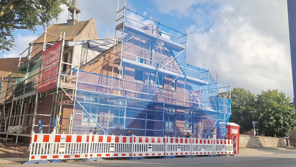 Neben einem neuen Dach erhält die Alte Post auch neue Fenster nach historischem Vorbild. Foto: Gettkowski