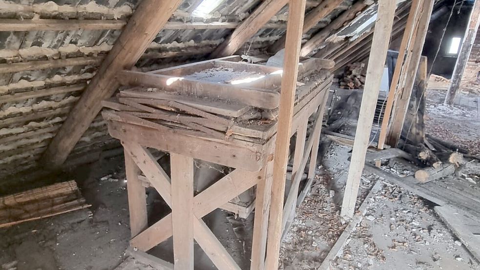 Mit diesem alten Blasebalg wurde die Feuerstelle der Klempnerei und Schmiede von Hinderk Donker im Erdgeschoss betrieben. Foto: Privat