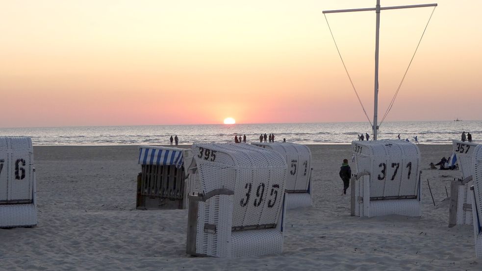 Am Strand von Spiekeroog, wo ein leichter Wind weht, lässt es sich aushalten. Foto: Eden