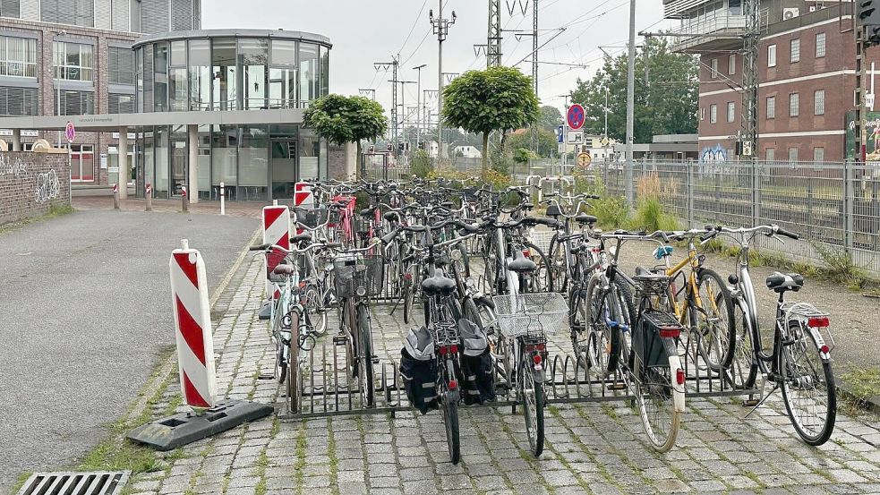 Beim Pavillon am Bahnübergang Bremer Straße wurden provisorisch Fahrradständer aufgestellt. Foto: Stadt Leer