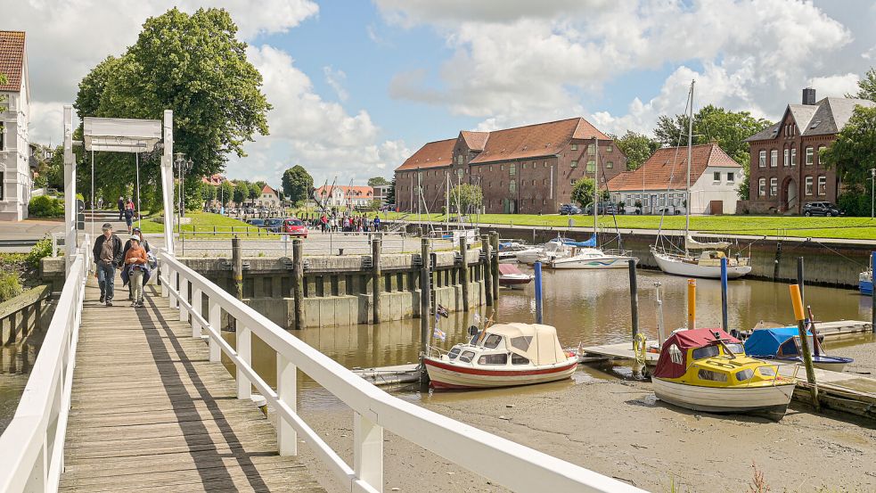 Eine von Tönnings Schokoladenseiten: Der Blick von der weißen Brücke auf den Hafen, im Hintergrund das historische Packhaus. Foto: Patrick Sun