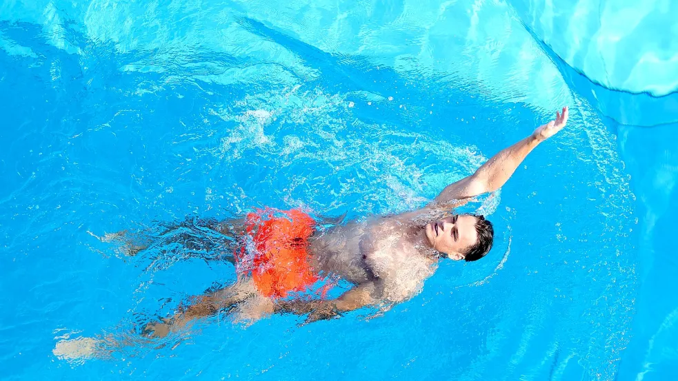 Schwimmen im türkisblauen Pool: Wo mit punkten Freibäder bei Besuchern? Ein Ranking verrät es. Foto: IMAGO/Eibner