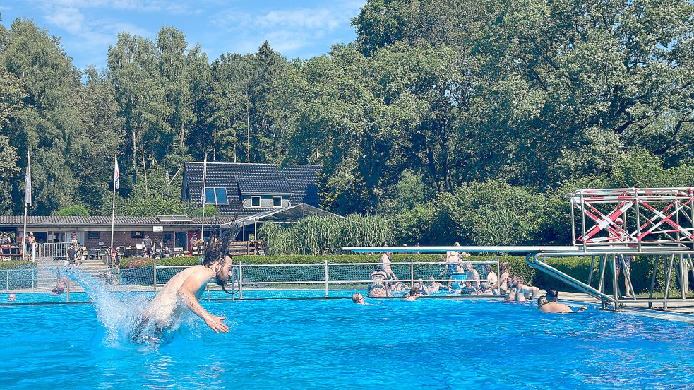 Immer mehr Metal-Fans suchen Abkühlung im Freibad Wacken Foto: Kristina Mehlert