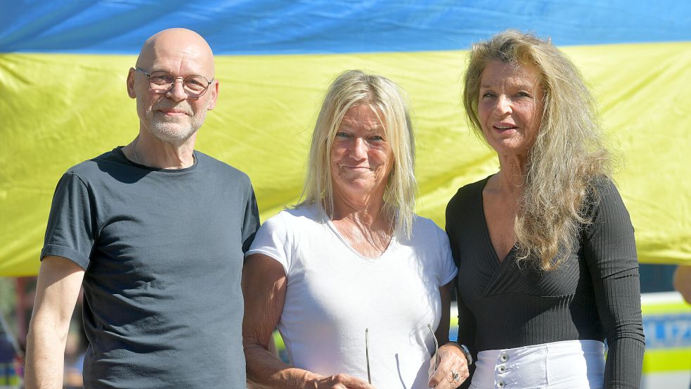 Drei der insgesamt zehn Initiatoren der Friedensmahnwache in Leer. Von links nach rechts: Bernd van Geuns, Mechthild Tammena und Beate Stammwitz. Foto: Ortgies