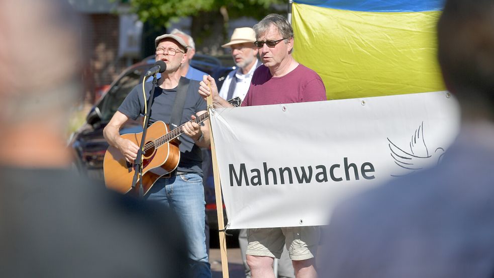 Bei der Mahnwache für Frieden gibt es neben Redebeiträgen auch immer Livemusik. Foto: Ortgies