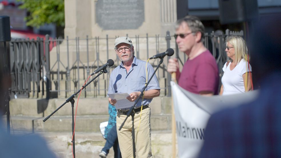 Bei der 130. Mahnwache für Frieden war Martin Heimbucher dabei – der ehemalige Kirchenpräsident der evangelisch-reformierten Kirche. Foto: Ortgies