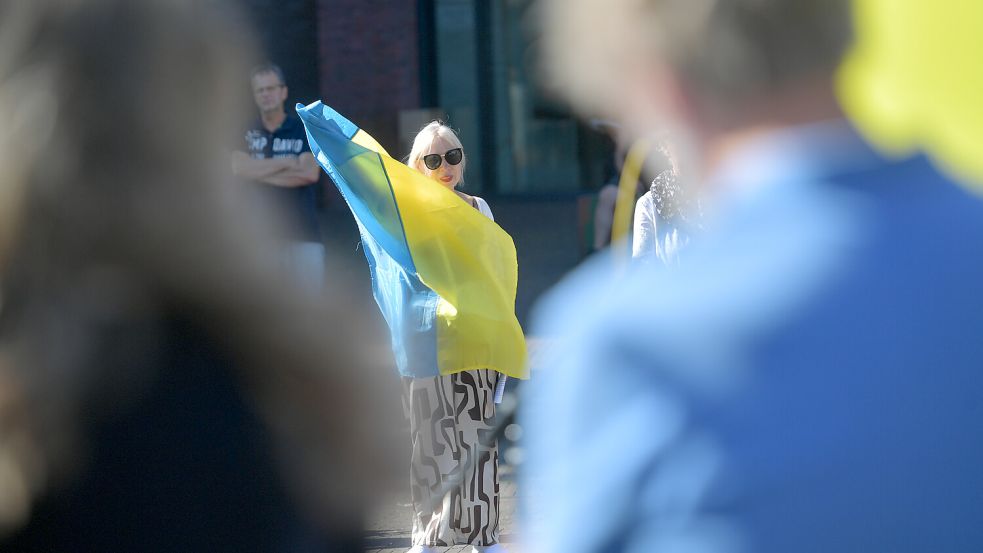 Bei den Mahnwachen kommen wöchentlich rund 70 Menschen. Alle sind dazu eingeladen, sich zu beteiligen. Am Rand versammeln sich oft Menschen mit Schildern oder Flaggen. Foto: Ortgies