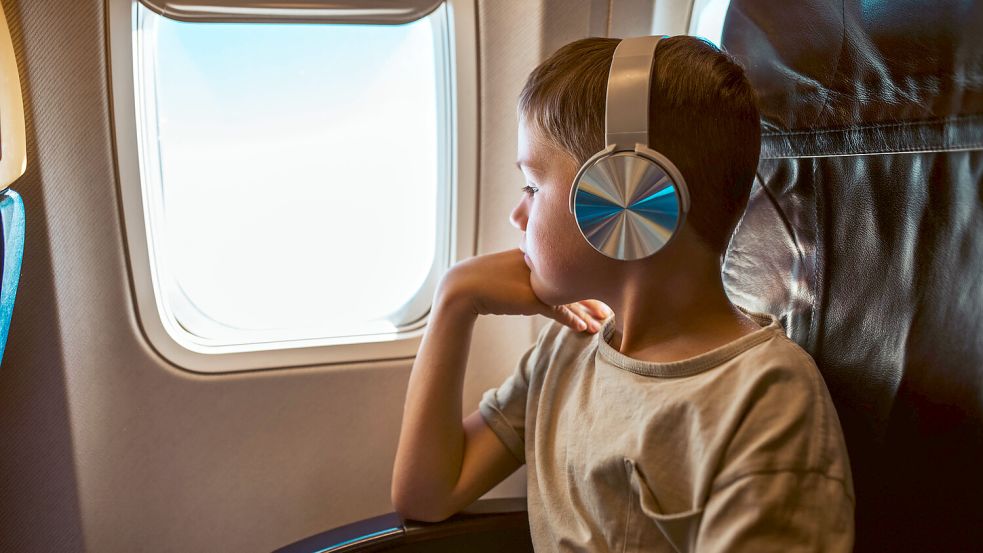 Die meisten Regeln, an die man sich als Passagier im Flugzeug halten muss, haben einen Sicherheits-Aspekt. Foto: IMAGO/HalfPoint Images