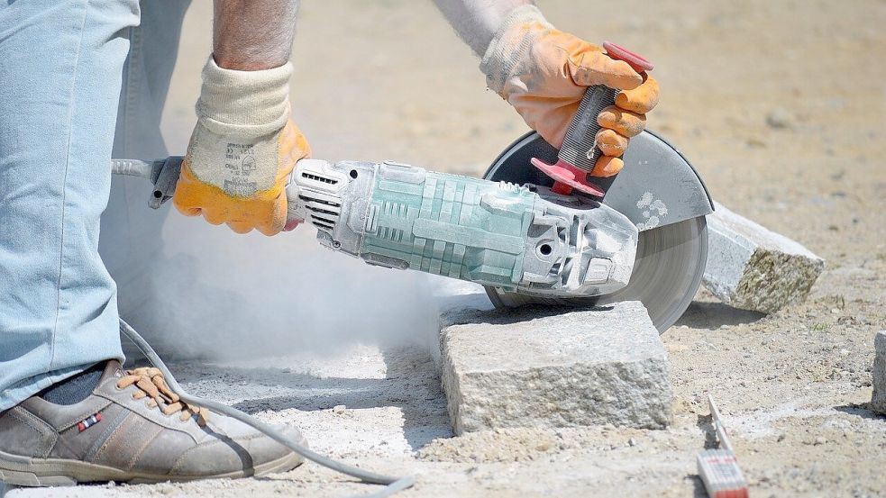 Ein Handwerker schneidet einen Granitstein: Es wird über die wöchentliche Arbeitszeit debattiert. Foto: Pixabay