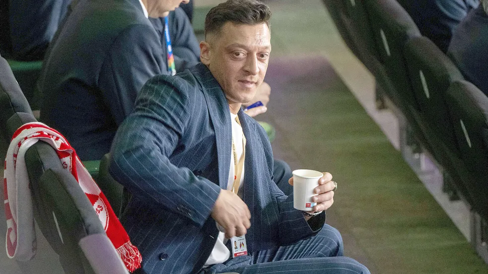 Ex-Nationalspieler Mesut Özil beim EM-Viertelfinale zwischen Türkei und Niederlande auf der Tribüne im Berliner Olympiastadion. Foto: IMAGO/Matthias Koch