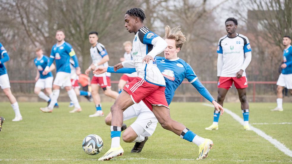 Tristan Darsow (Mitte, blaues Trikot) kam für Jeddeloh zu 20 Regionalliga-Einsätzen, meist als Joker. Das Foto zeigt ihn noch im Trikot des SSV, nun trägt er das von Firrel. Foto: Imago