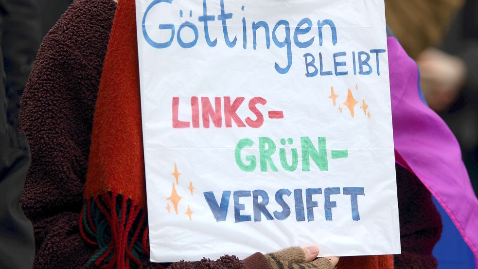 Demonstranten machen sich das Schimpfwort ironisch zu eigen: „linksgrünversifft“ auf einem Demonstrationsplakat in Göttingen. Foto: IMAGO/Müller-Stauffenberg