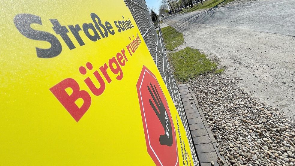 Zurzeit wird die Hauptstraße in Ostrhauderfehn erneuert. Die Anwohner sollen deshalb zur Kasse gebeten werden. Dagegen haben sie unter anderem mit Schildern protestiert. In Friesoythe könnten die Straßenausbaubeiträge bald abgeschafft werden. Archivfoto: Hellmers