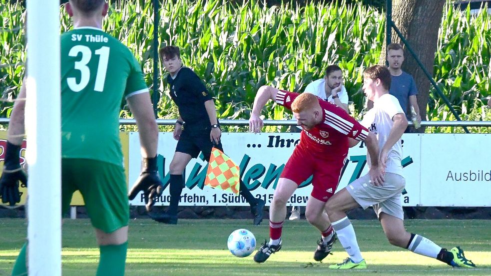 Nach dem Pokalsieg gegen Thüle möchte sich TuRa 07 (links Daniel Diekmann) gerne auch im Punktspiel in Hage durchsetzen. Foto: Damm