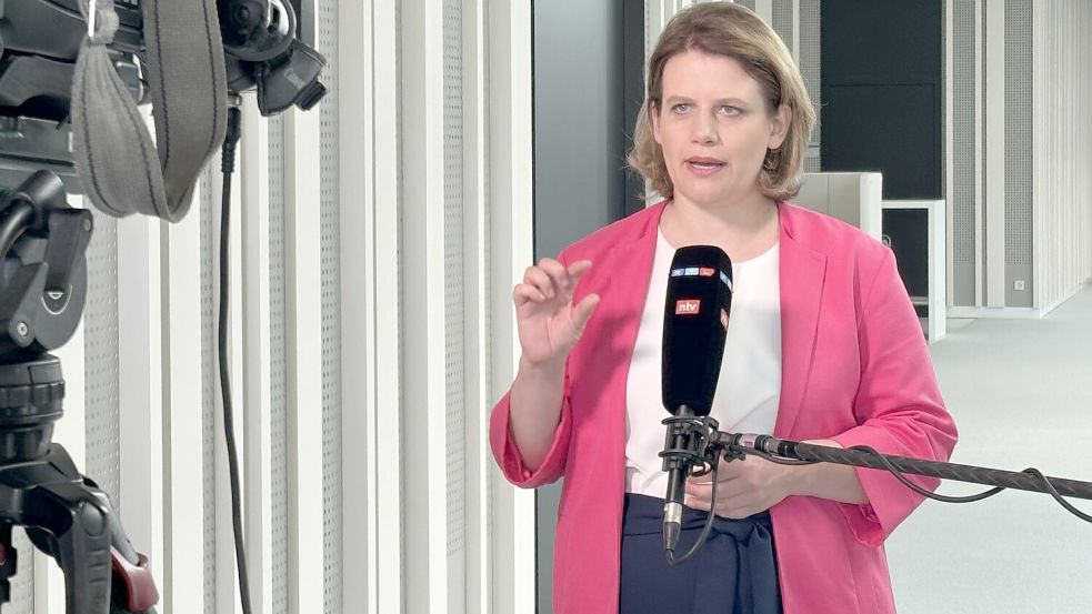 Kultusministerin Julia Willie Hamburg (Grüne) zeigt im Interview, dass es auch künftig an Niedersachsens Schulen bei der Unterrichtsversorgung eng werden könnte. Foto: Lars Laue
