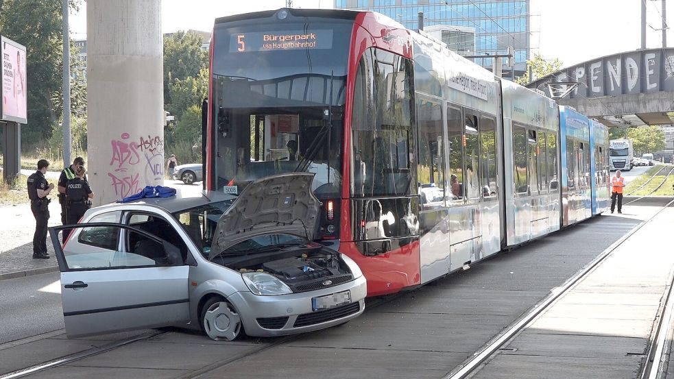 Das Fahrzeug der mutmaßlichen Unfallverursacherin wurde von der Straßenbahn erfasst und mitgeschleift. Foto: NWM-TV