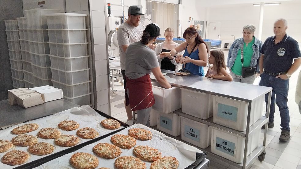 Auch bei der Weizenbäckerei, in der zum Firmenjubiläum drei verschiedene Pizzen gebacken werden, versammeln sich viele Interessierte. Foto: Scherzer