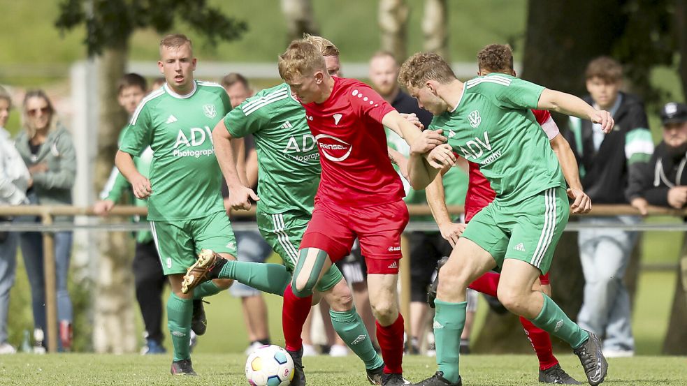 Visquard (grüne Trikots) feierte einen 2:1-Erfolg bei Aufsteiger Fortuna Veenhusen. Foto: Doden, Emden