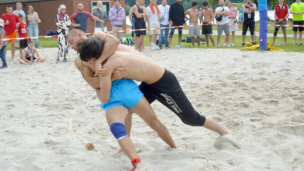 Das Beach-Wrestling-Turnier am Idasee kam bei Teilnehmern und Zuschauern gut an. Foto: Weers