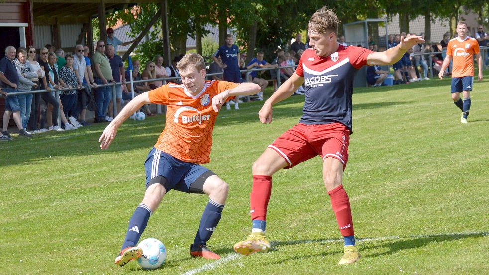 Der Holter SV (links) ist einer der Aufstiegskandidaten, der SV Holtland/Brinkum (rechts) noch eine „Wundertüte“, die aber gut in die Saison startete. Foto: Weers