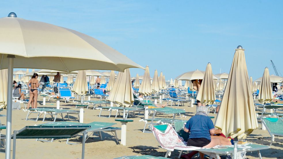 Ein Geschäft mit Sonnenschirmen und Liegestühlen muss laut EU-Richtlinie öffentlich ausgeschrieben werden. Warum die Regierung Meloni sich hiergegen lange gewehrt hat und sich jetzt unbeliebt macht. Foto: dpa/Josi Donelli